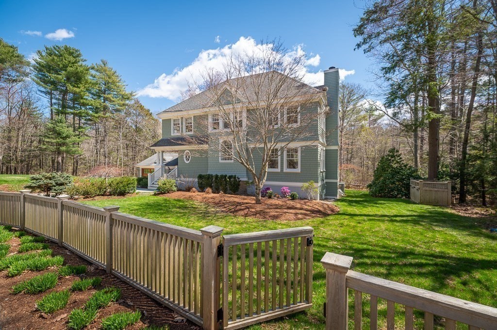 17 Loading Place Road Manchester, MA 01944 - Photo 2 of 40