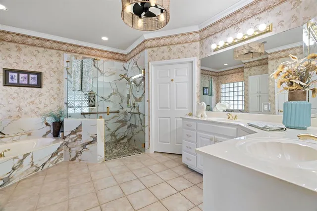 a spacious en suite bathroom with double sink and a mirror