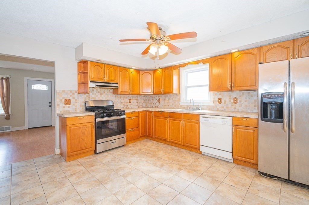 7 Alameda Road Worcester, MA 01604 - Photo 3 of 14 Gallery Image 3