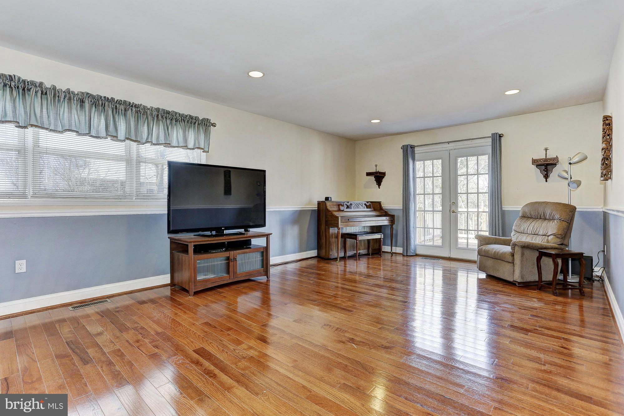 7114 Chamberlain Road Baltimore, MD 21244 - Photo 8 of 20 Living Room