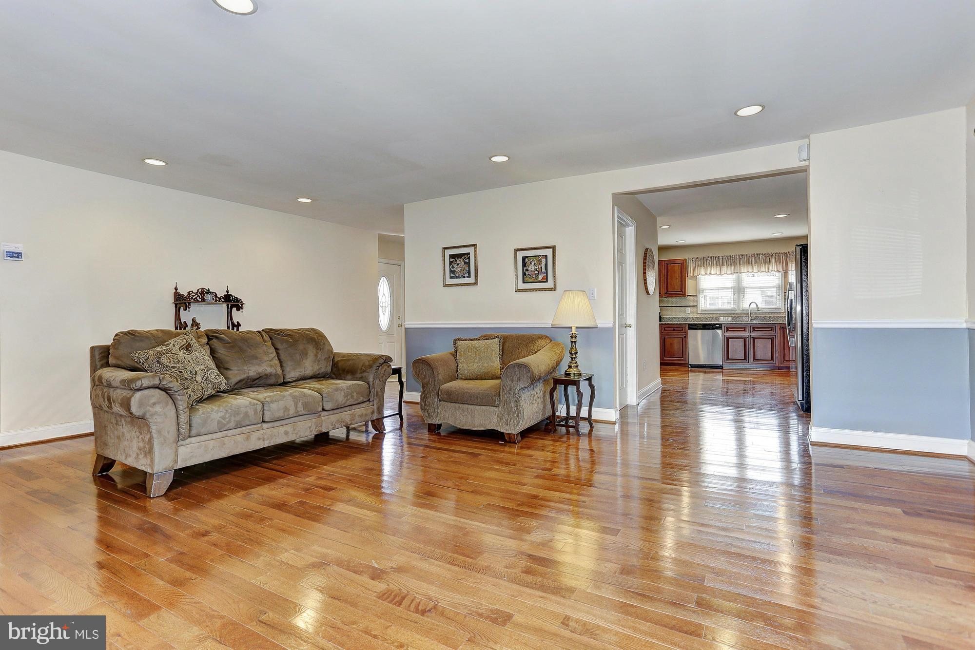 7114 Chamberlain Road Baltimore, MD 21244 - Photo 9 of 20 Living Room