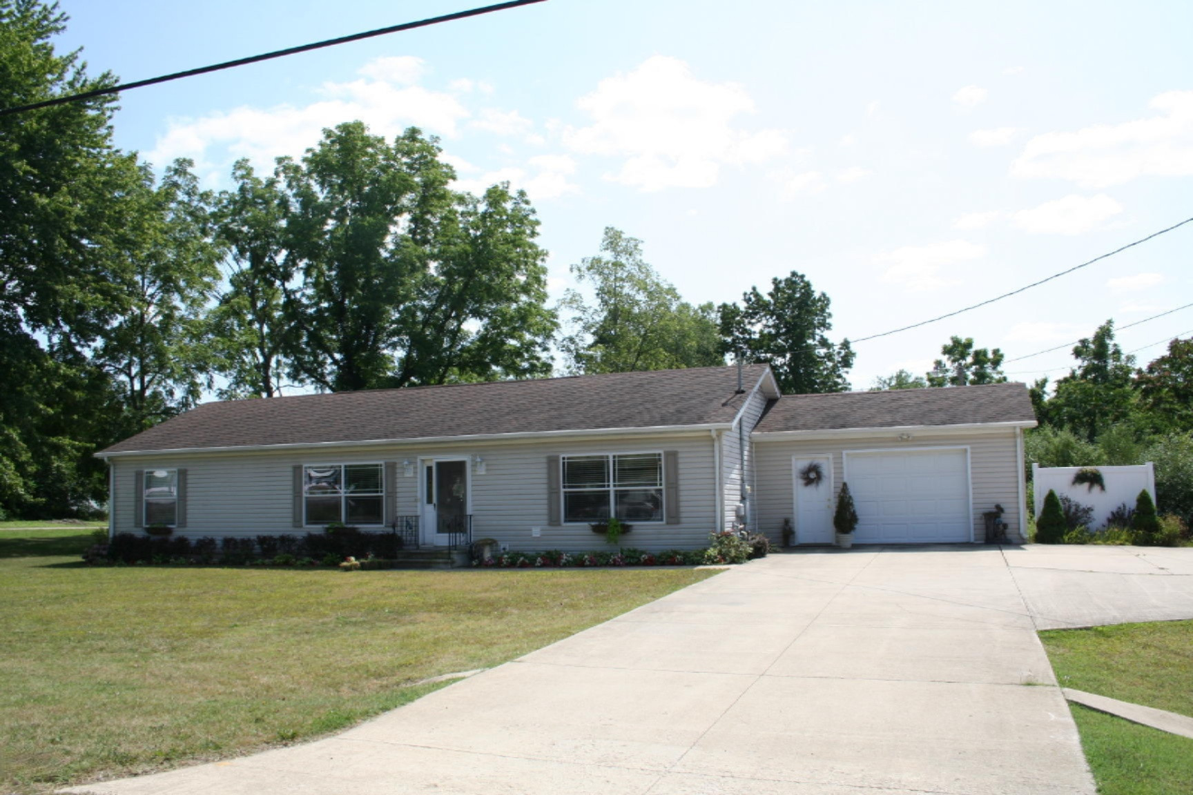 1796 Territorial Road Benton Harbor, MI 49022 - Photo 2 of 36 IMG_8594