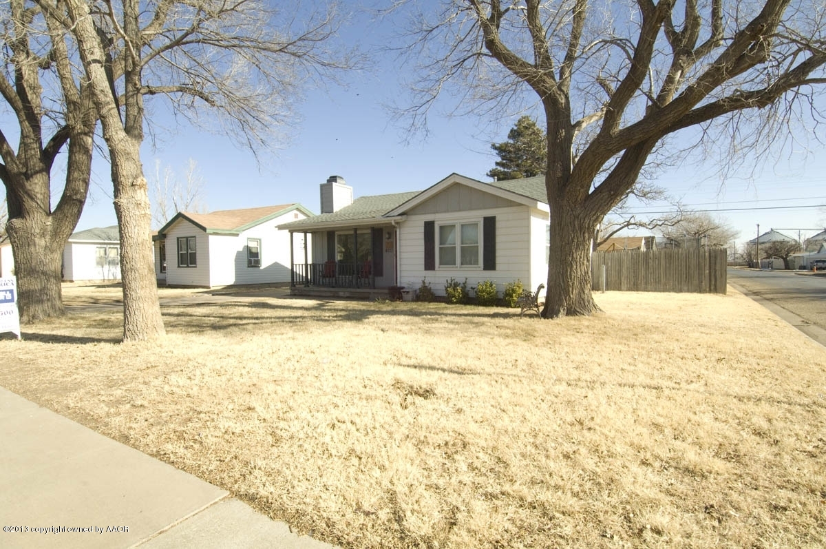 4227 South Jackson Street Amarillo, TX 79110 - Photo 3 of 23 a front view of a house with a yard