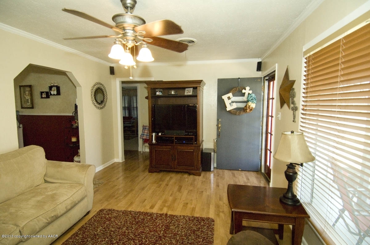 4227 South Jackson Street Amarillo, TX 79110 - Photo 6 of 23 a living room with furniture and a flat screen tv