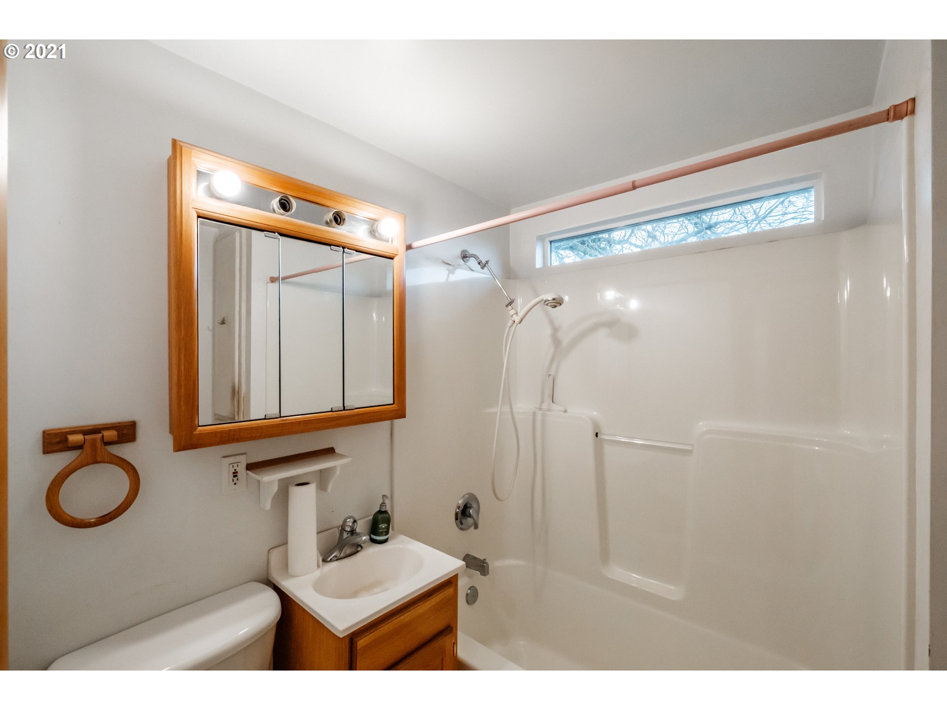 1005 Cascade Drive Lebanon, OR 97355 - Photo 14 of 32 a bathroom with a shower sink and mirror
