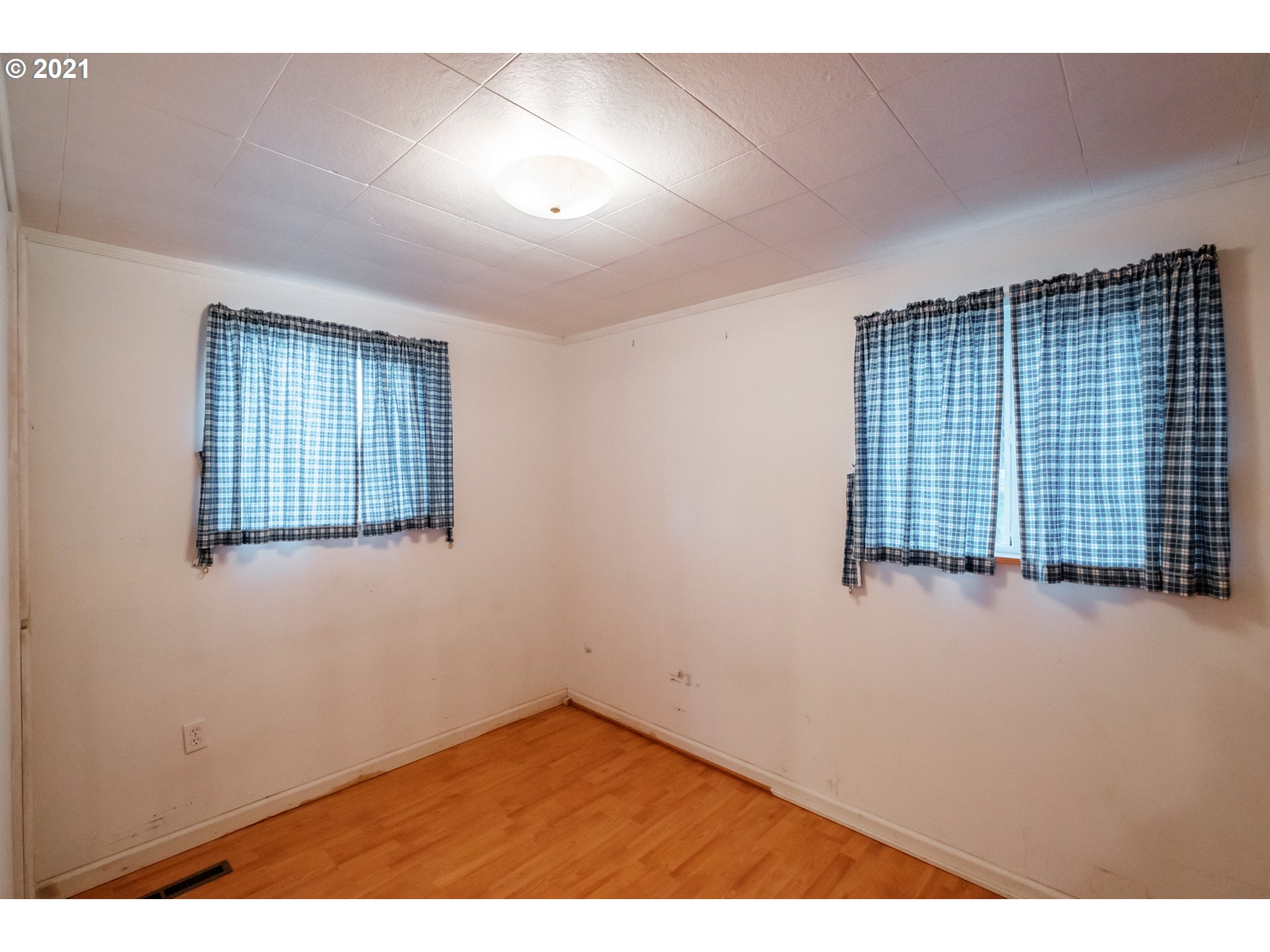 1005 Cascade Drive Lebanon, OR 97355 - Photo 15 of 32 a view of an empty room with a window
