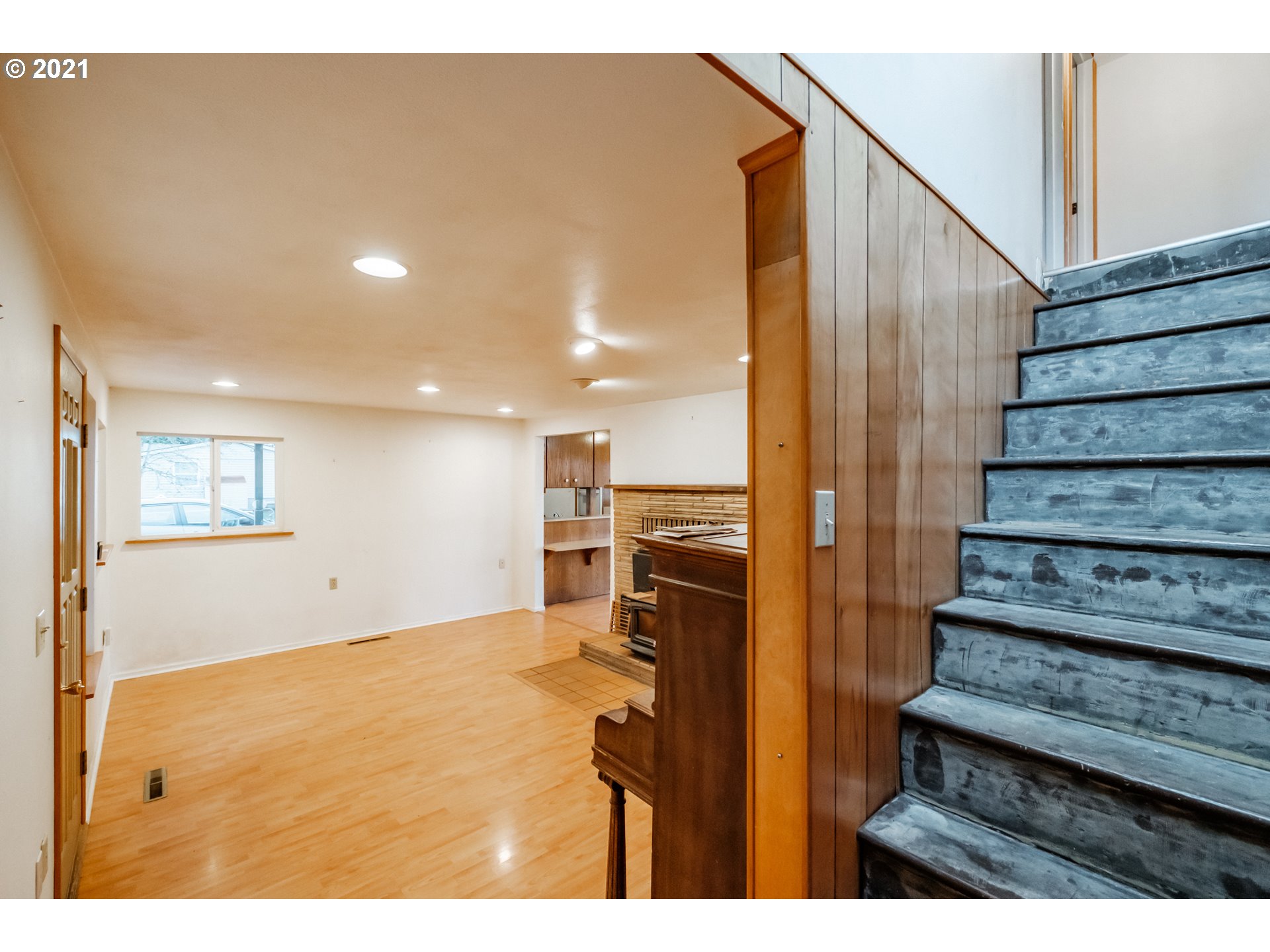 1005 Cascade Drive Lebanon, OR 97355 - Photo 19 of 32 a view of entryway with wooden floor