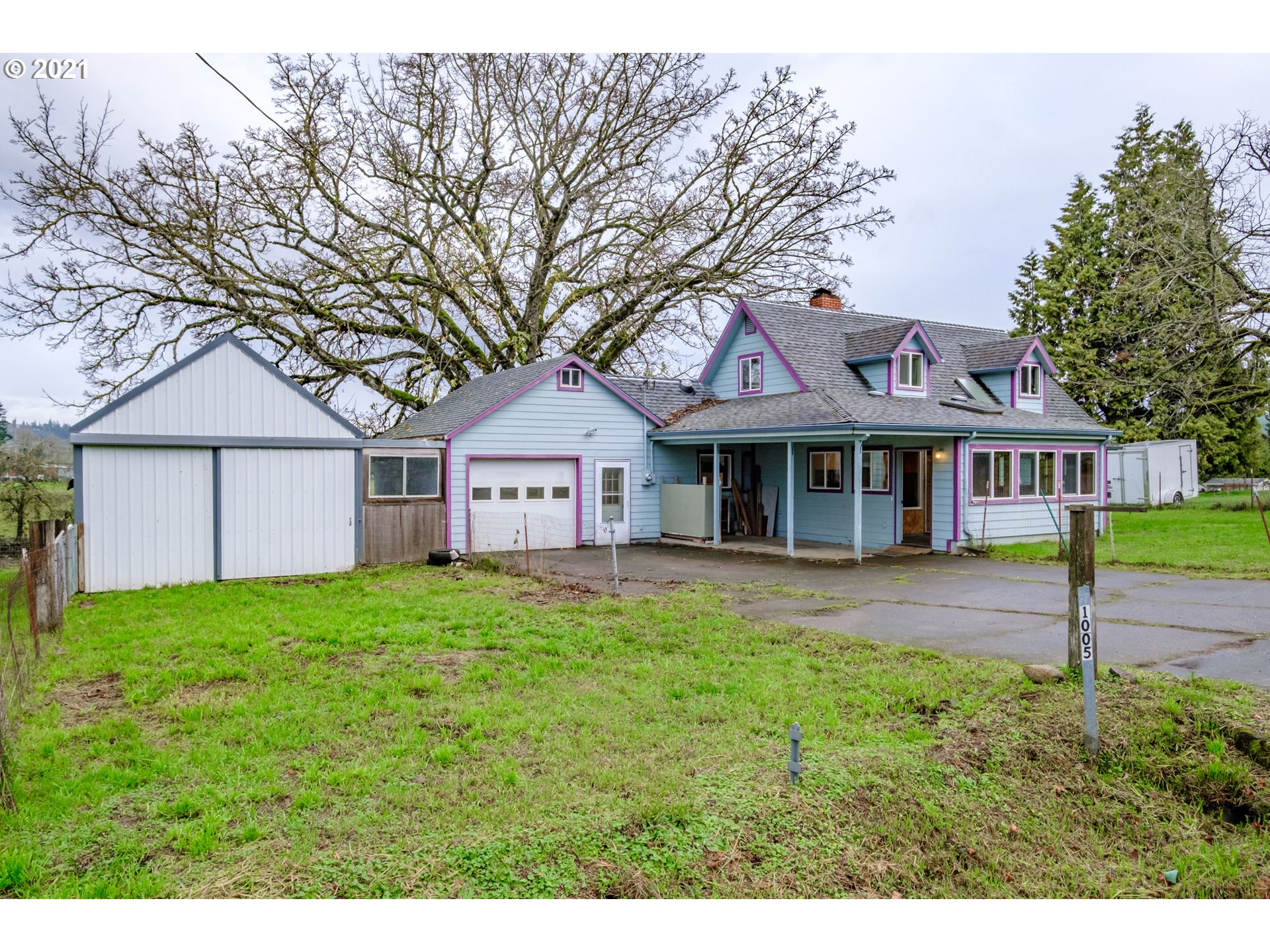 1005 Cascade Drive Lebanon, OR 97355 - Photo 2 of 32 a front view of a house with a garden