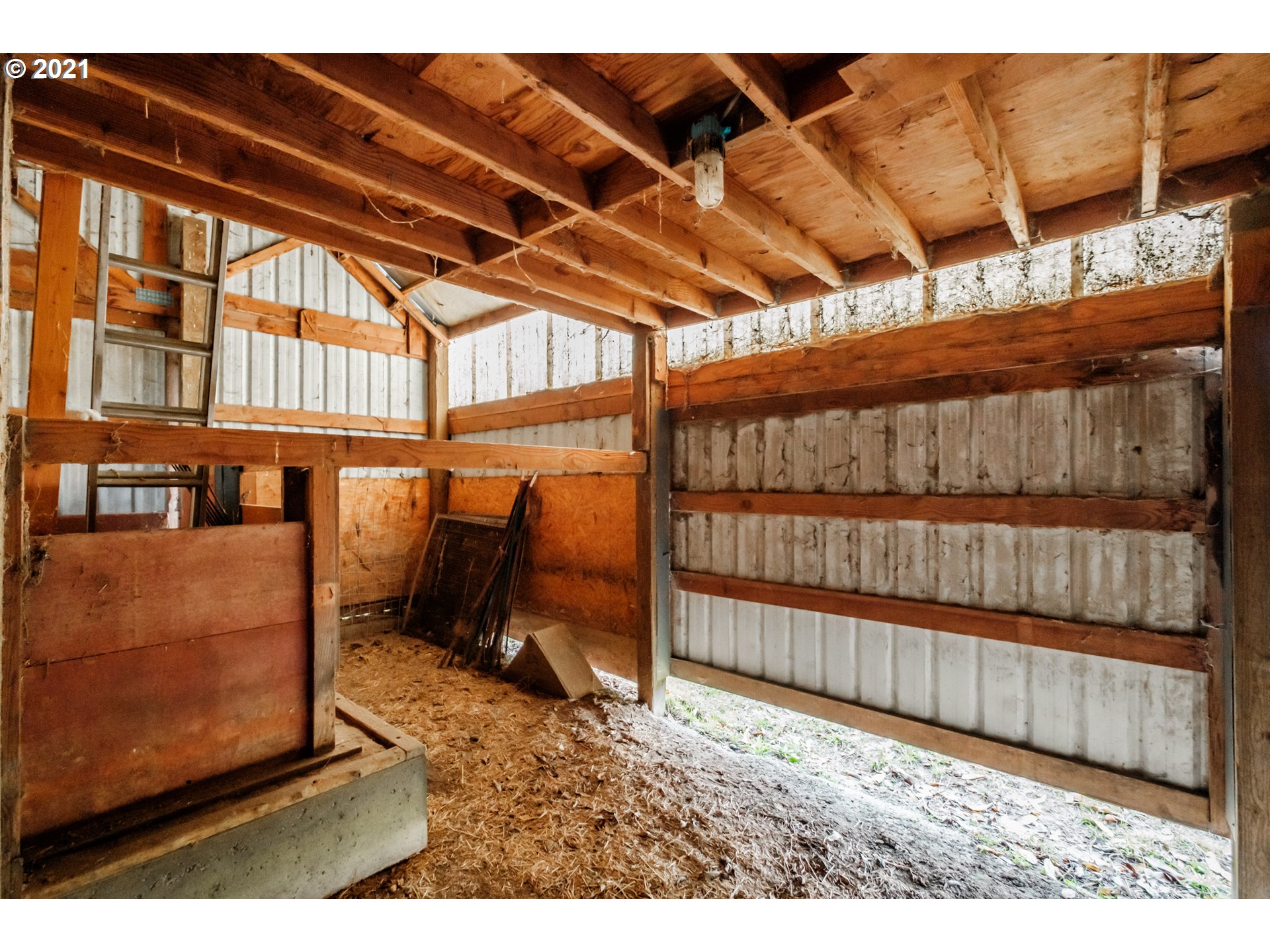 1005 Cascade Drive Lebanon, OR 97355 - Photo 29 of 32 a backyard of a house with barbeque oven
