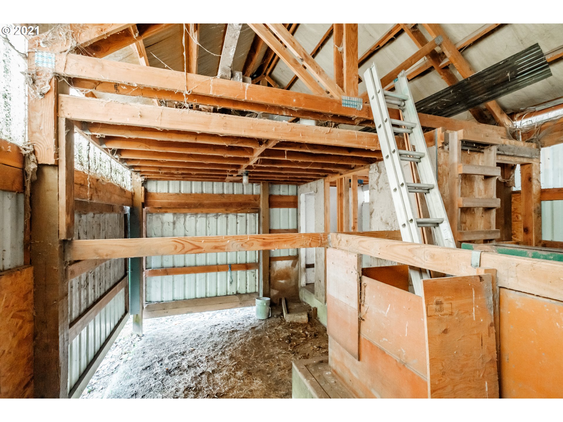 1005 Cascade Drive Lebanon, OR 97355 - Photo 30 of 32 a living room with a furniture and a rug