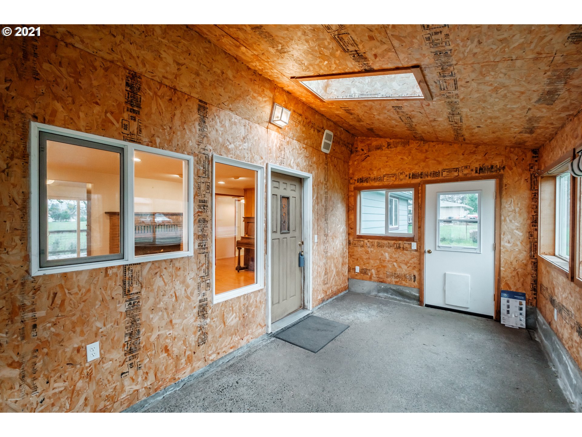 1005 Cascade Drive Lebanon, OR 97355 - Photo 7 of 32 a view of an empty room with a window