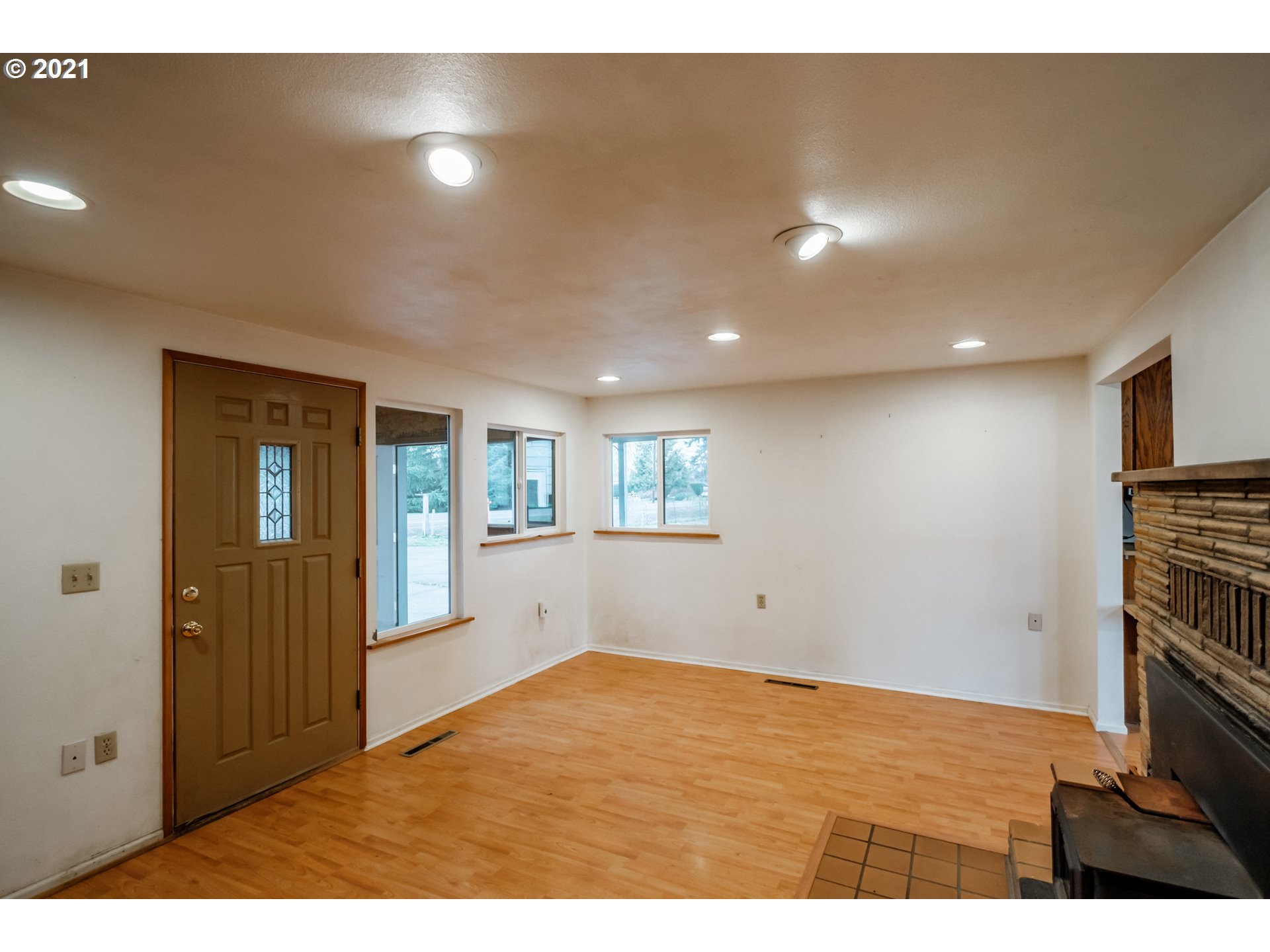 1005 Cascade Drive Lebanon, OR 97355 - Photo 9 of 32 a view of empty room with wooden floor