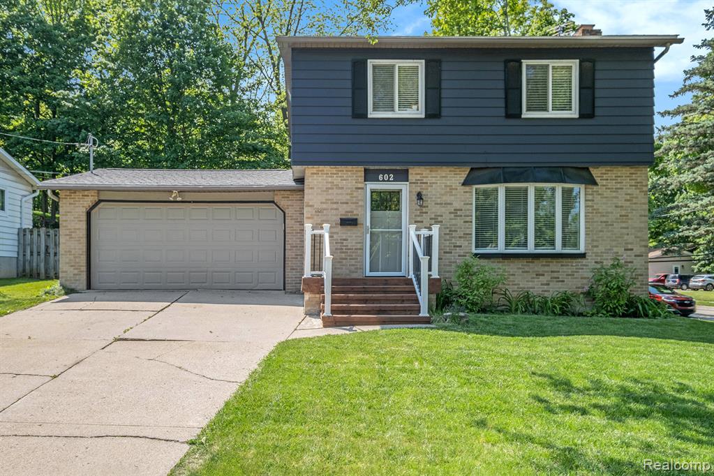 602 Davis Street Fenton, MI 48430 - Photo 3 of 30 Gallery Image 3