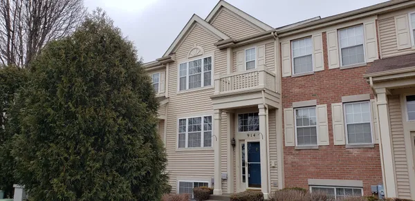 $2,495 | 914 Clover Lane, Unit 914, Pingree Grove, IL 60140