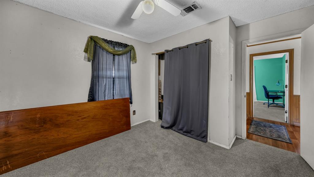 3200 Fairview Road Millsap, TX 76066 - Photo 17 of 33 an empty room with closet