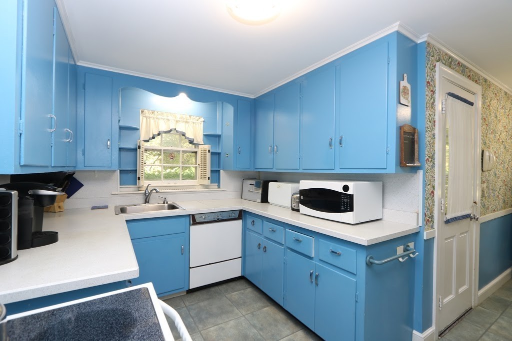 18 Columbine Road Weston, MA 02493 - Photo 5 of 22