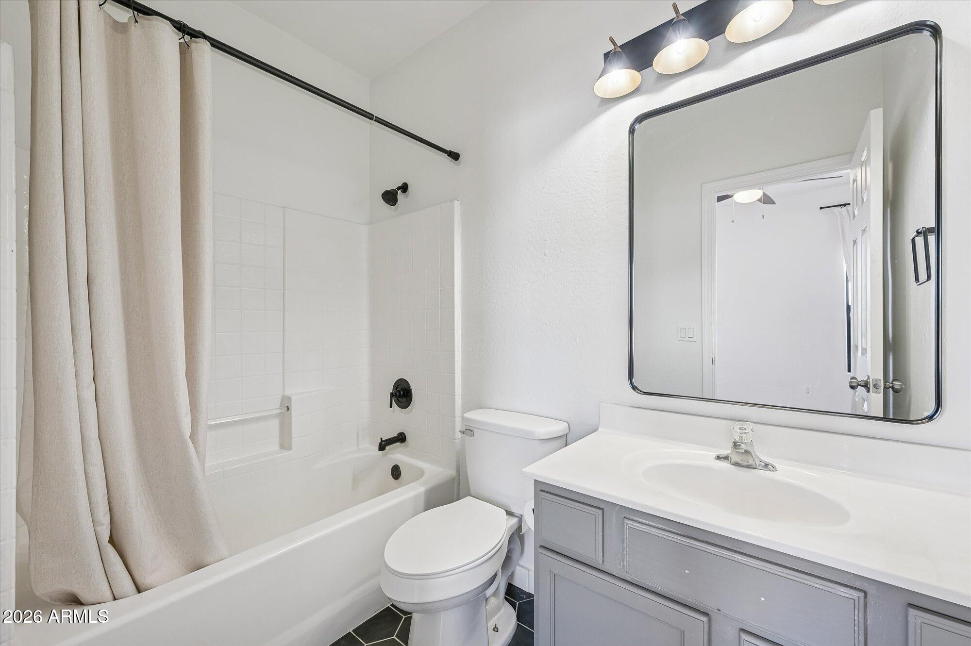 525 North Miller Road, Unit 152 Scottsdale, AZ 85257 - Photo 8 of 11 Bedroom 2 En Suite