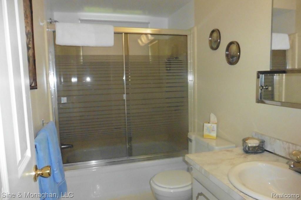 24897 Greenhill Road Warren, MI 48091 - Photo 12 of 19 Tub and Shower Door.jpg