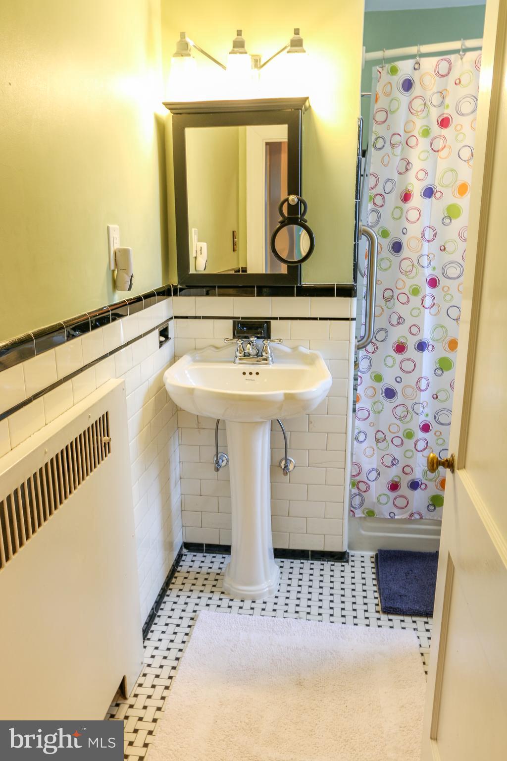 4208 Fordham Road Baltimore, MD 21229 - Photo 16 of 37 Full bath on upper level