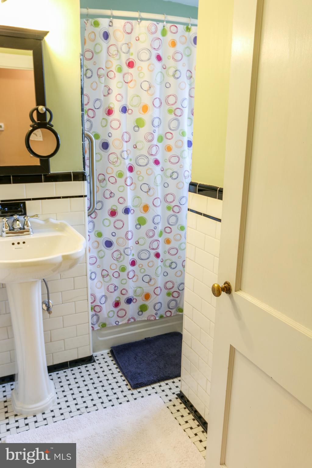 4208 Fordham Road Baltimore, MD 21229 - Photo 18 of 37 Upper level full bath