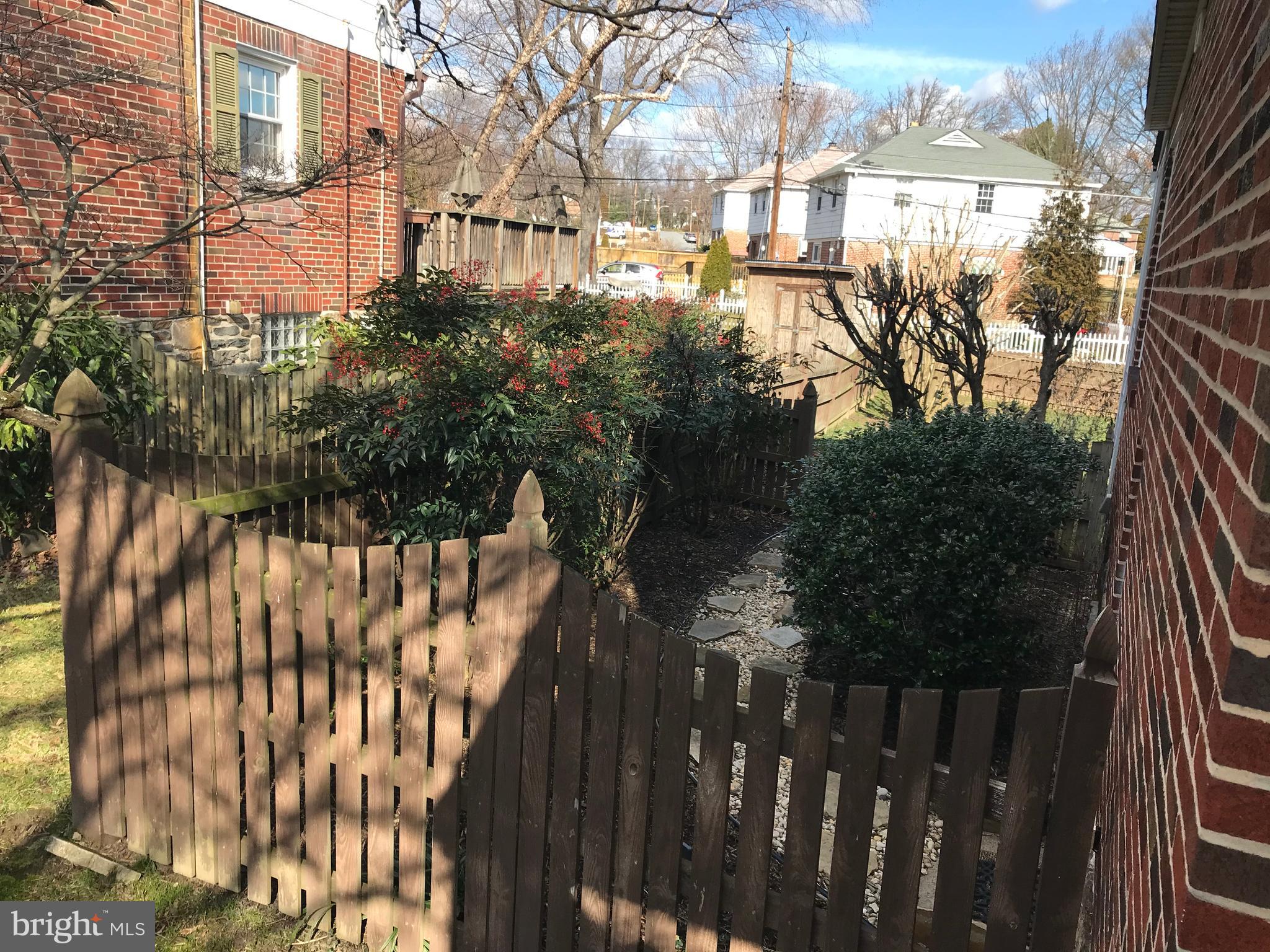 4208 Fordham Road Baltimore, MD 21229 - Photo 34 of 37 side yard