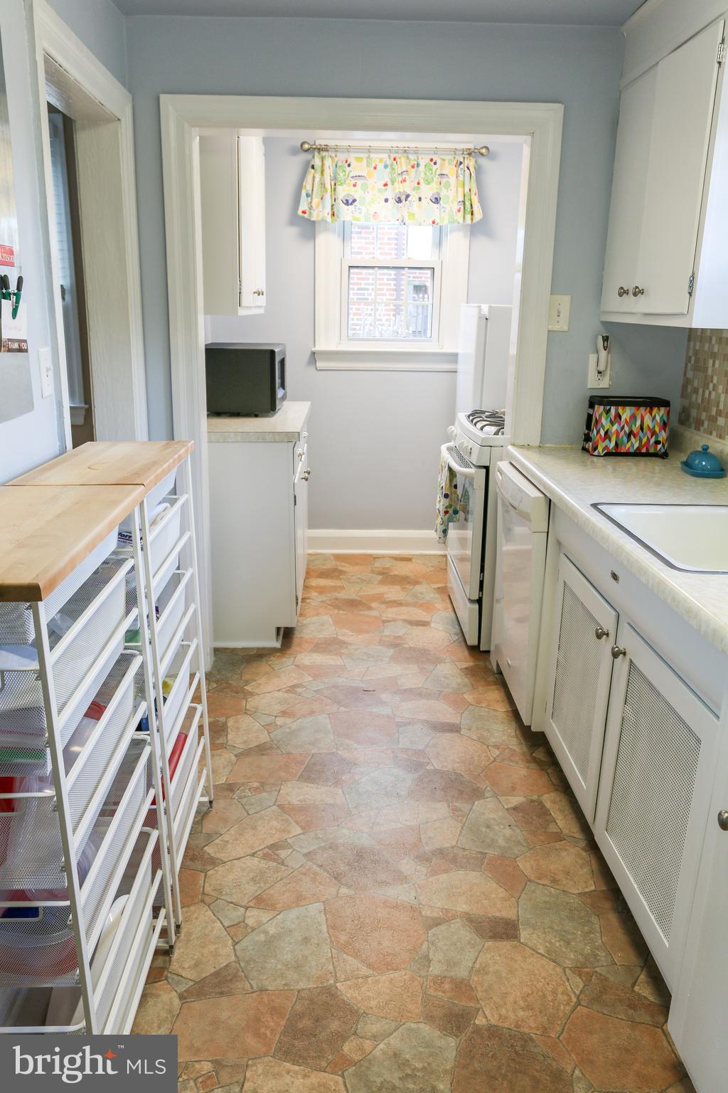 4208 Fordham Road Baltimore, MD 21229 - Photo 6 of 37 Kitchen