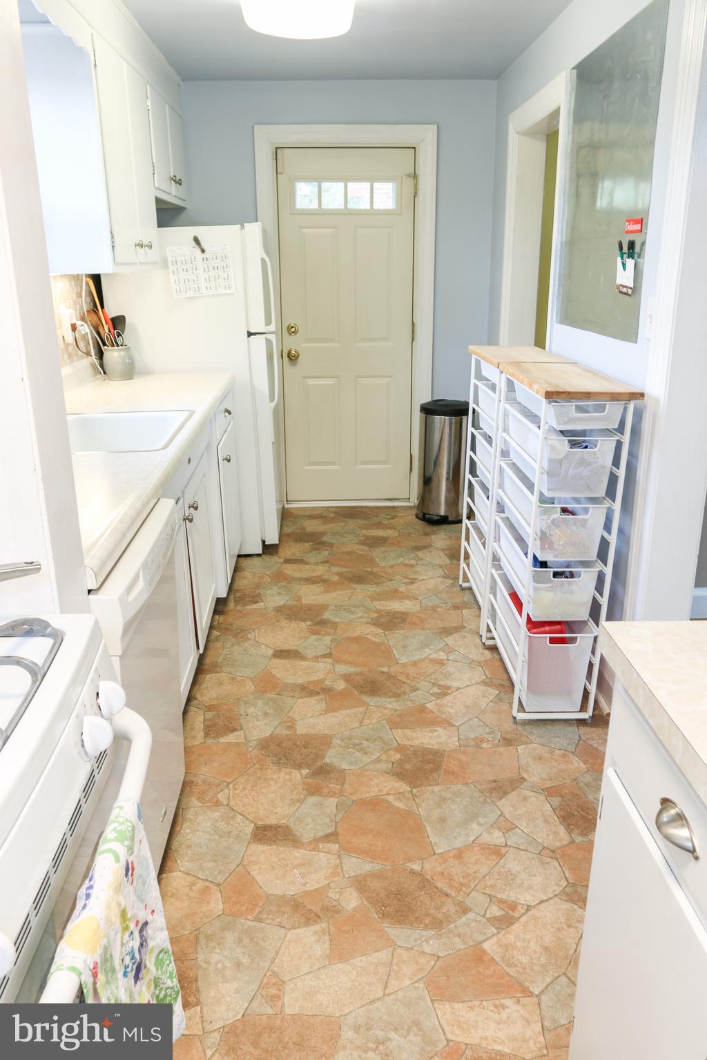 4208 Fordham Road Baltimore, MD 21229 - Photo 7 of 37 Kitchen