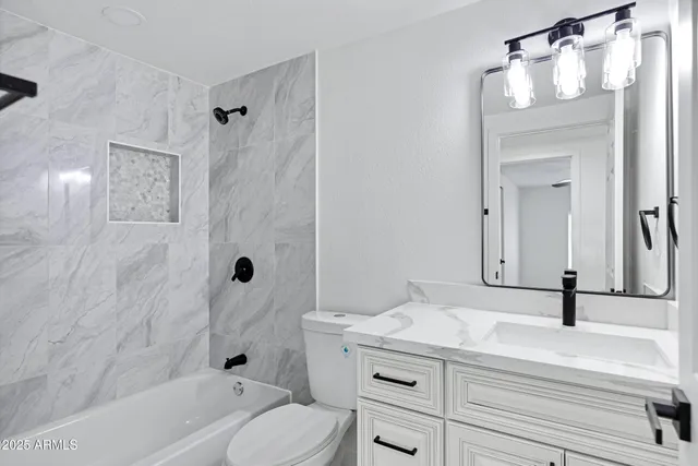 a view of a livingroom with a ceiling fan