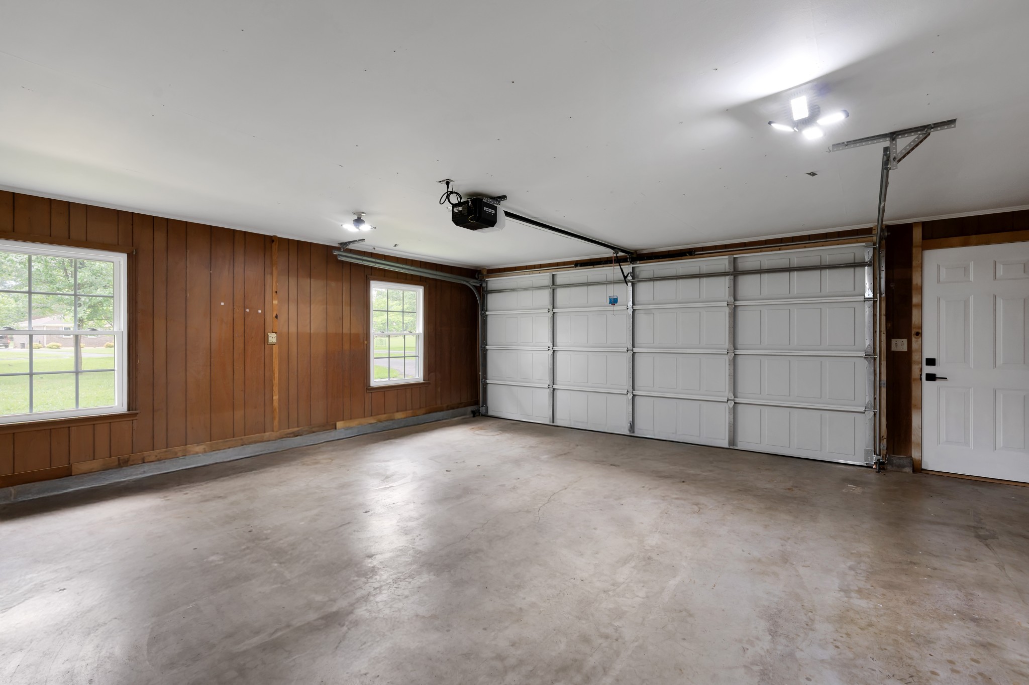 305 12 Oaks Road Tullahoma, TN 37388 - Photo 36 of 56 an empty room with windows and closet