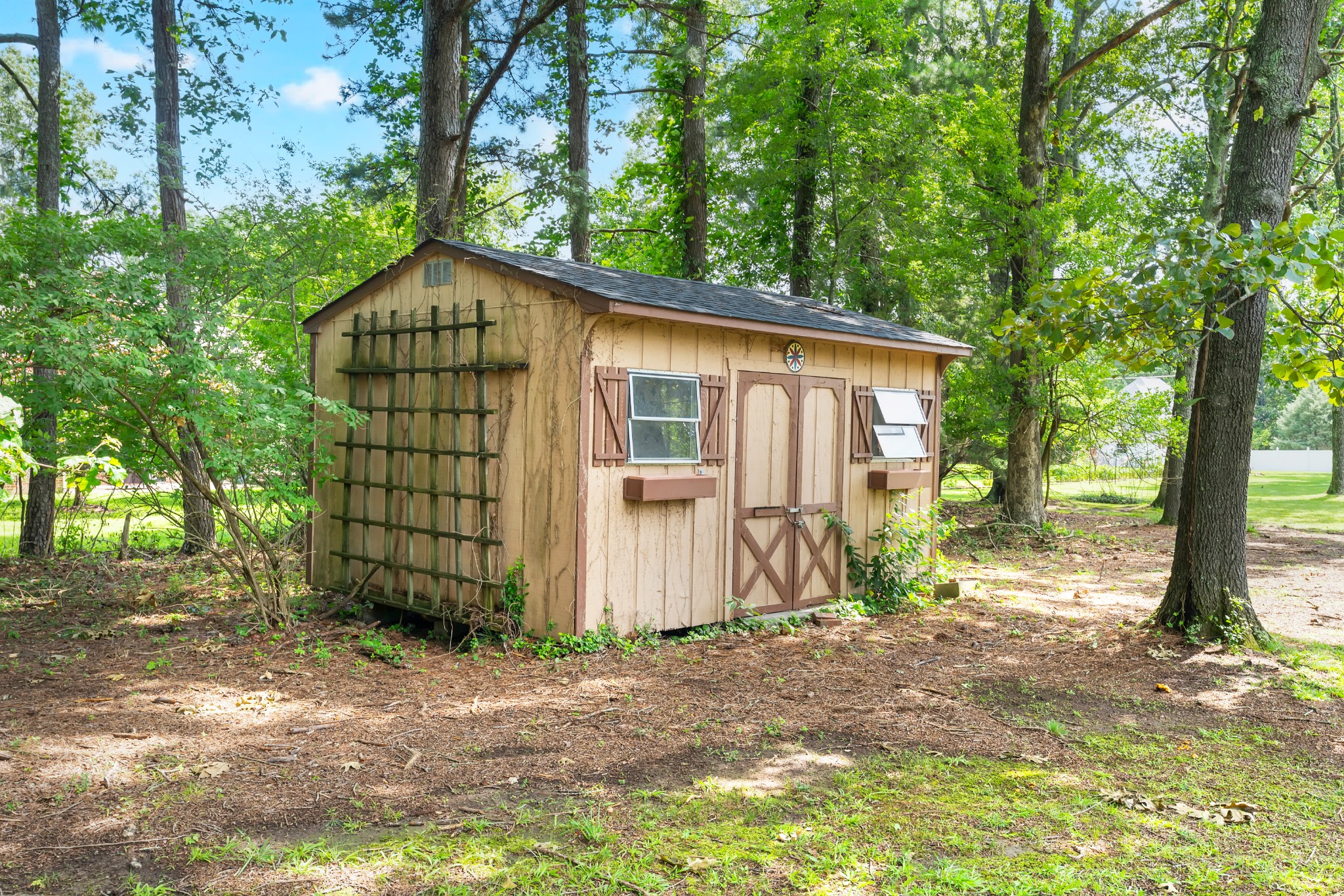 305 12 Oaks Road Tullahoma, TN 37388 - Photo 6 of 56 a front view of a house with a yard