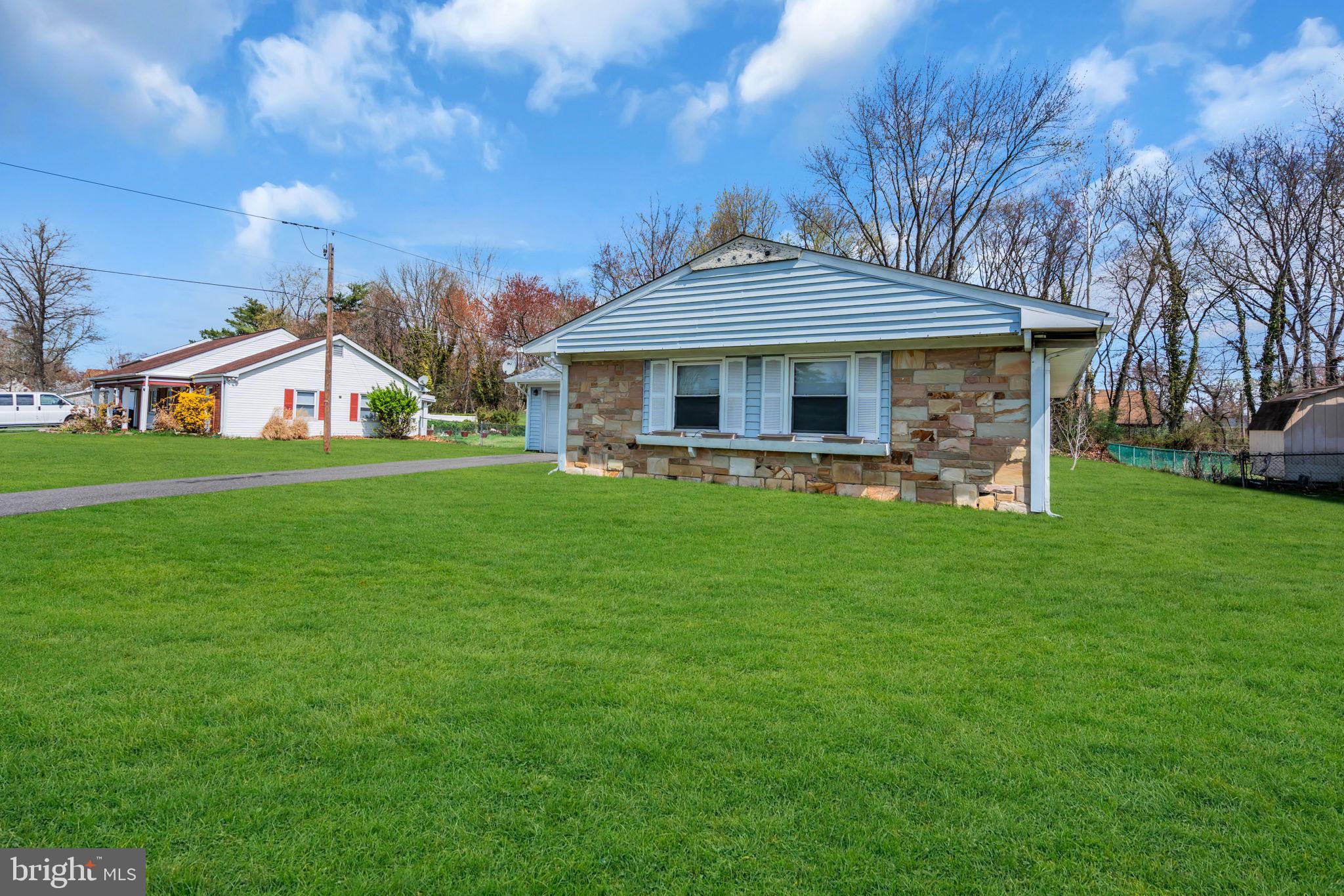 27 Genesee Lane Willingboro, NJ 08046 - Photo 3 of 25 a front view of a house with a garden
