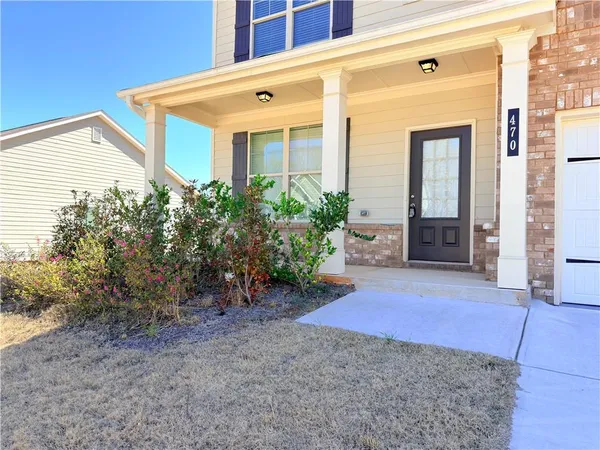 a view of a house with backyard and garden