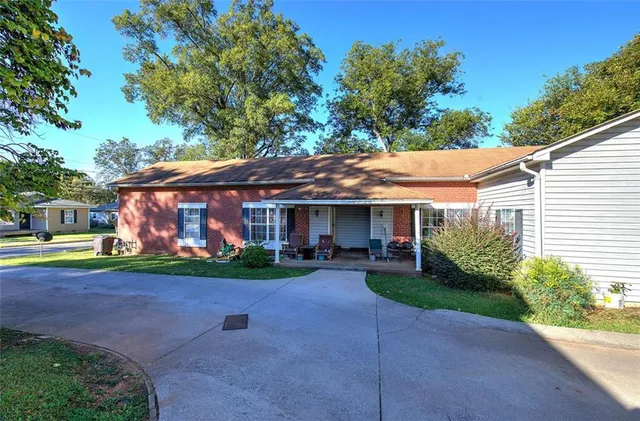 a view of a house with a yard