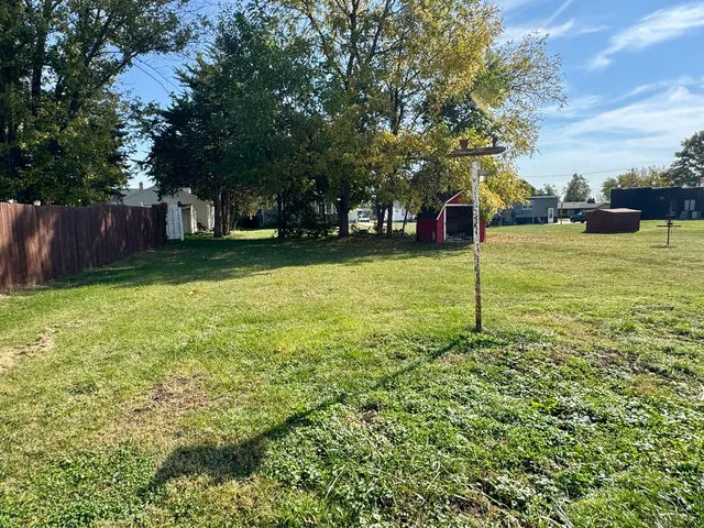 a view of a yard with a house