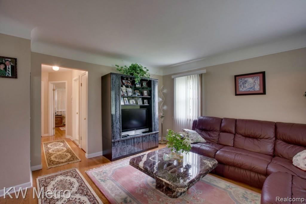 3361 Culbertson Avenue Rochester Hills, MI 48307 - Photo 2 of 25