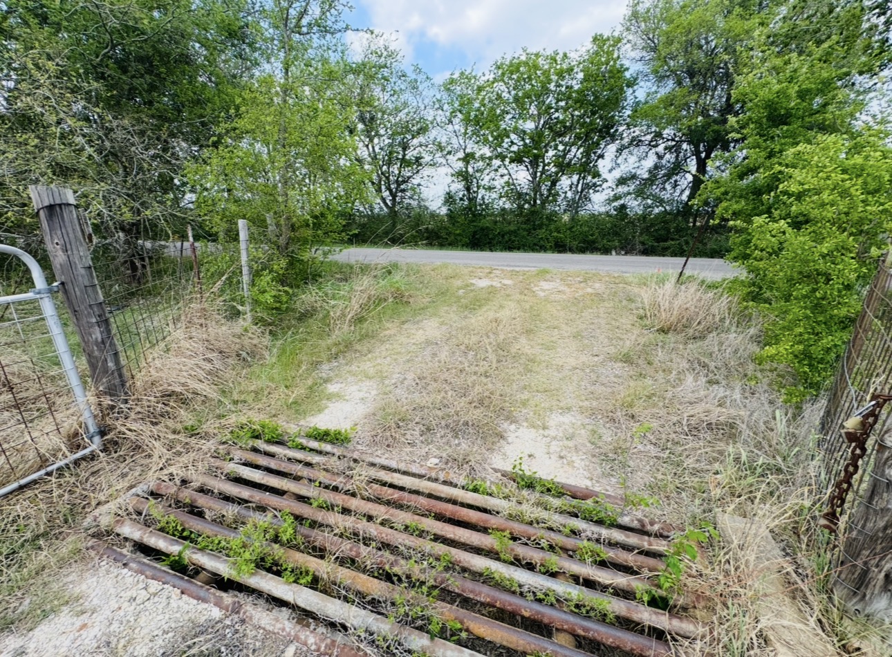 789 Upper Elgin River Road Elgin, TX 78621 - Photo 3 of 37