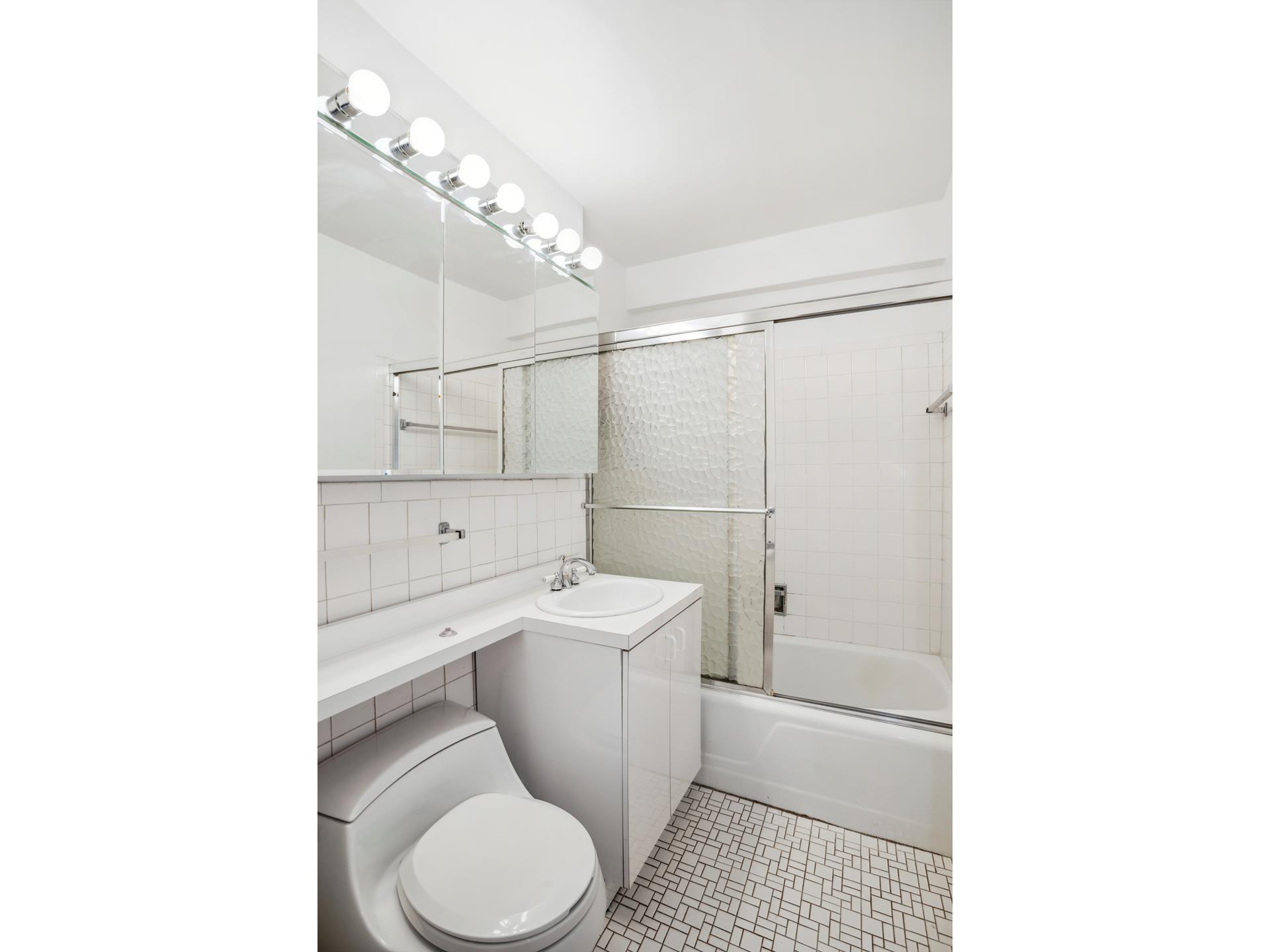 40 East 84th Street, Unit 4A Manhattan, NY 10028 - Photo 13 of 22 a bathroom with a toilet a sink and a bathtub