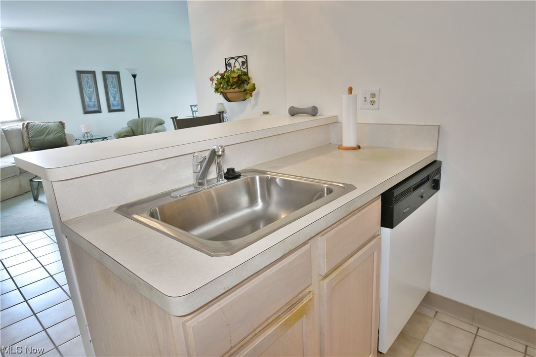 2520 North River Road Northeast, Unit B20 Warren, OH 44483 - Photo 8 of 32