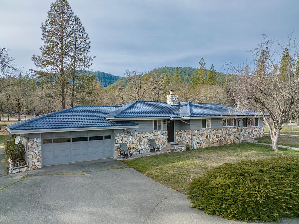 16500 Water Gap Road Williams, OR 97544 - Photo 3 of 51 3