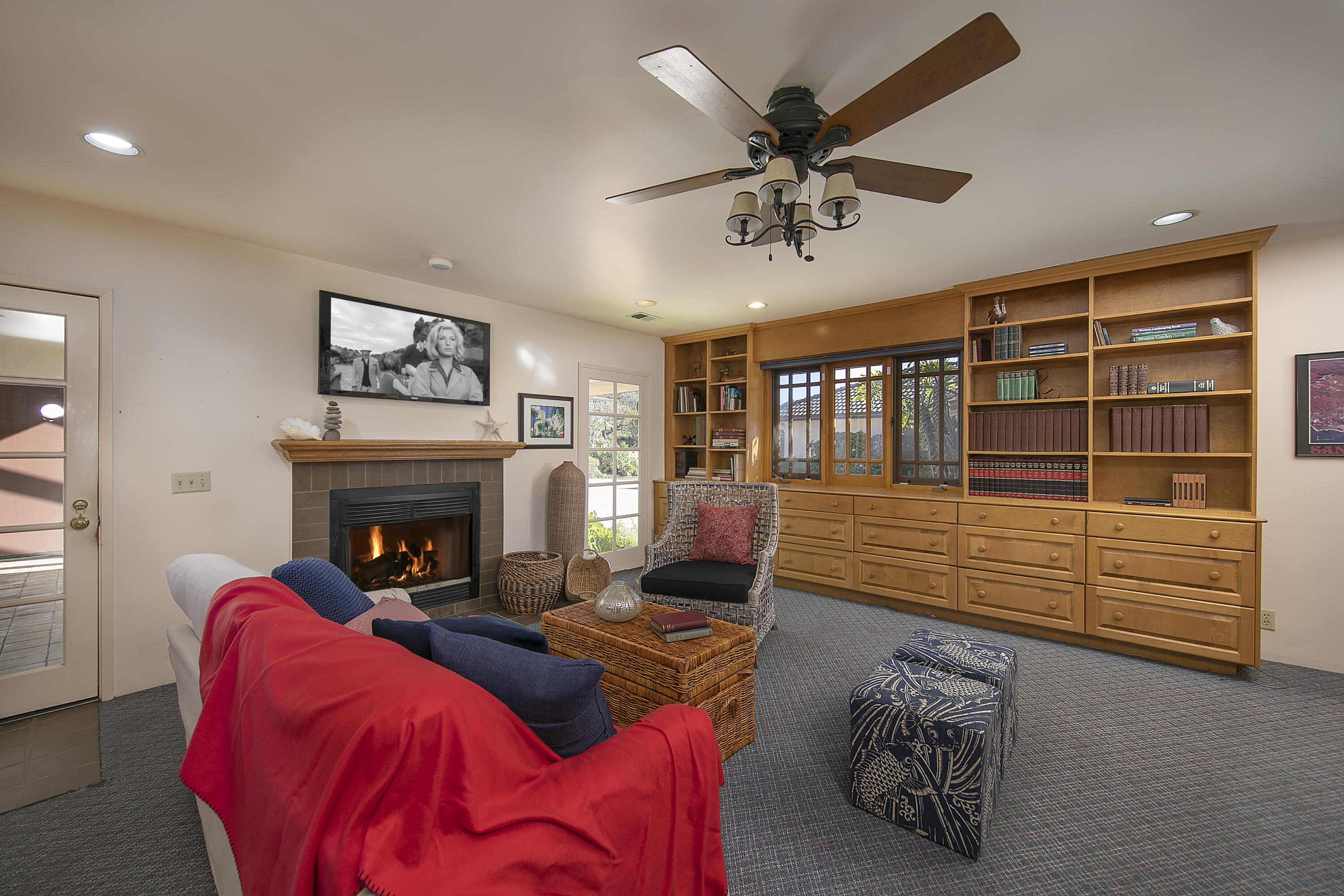 1320 Mission Ridge Road Santa Barbara, CA 93103 - Photo 14 of 27 a living room with furniture