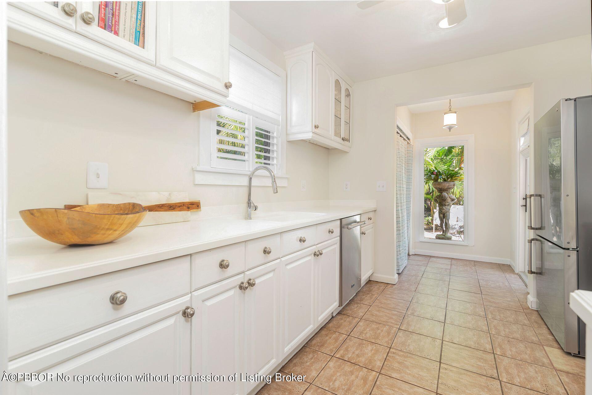 827 Ardmore Road West Palm Beach, FL 33401 - Photo 11 of 27 a bathroom with a sink and a mirror