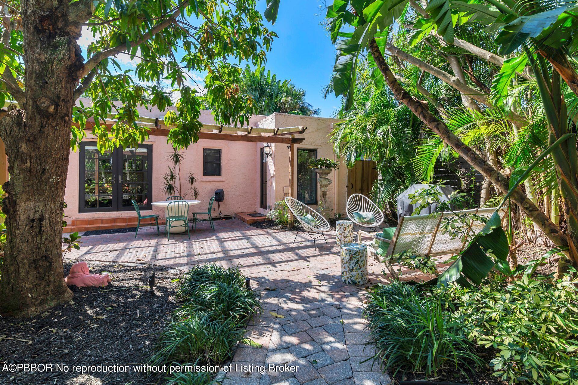 827 Ardmore Road West Palm Beach, FL 33401 - Photo 17 of 27 a view of a backyard with sitting area