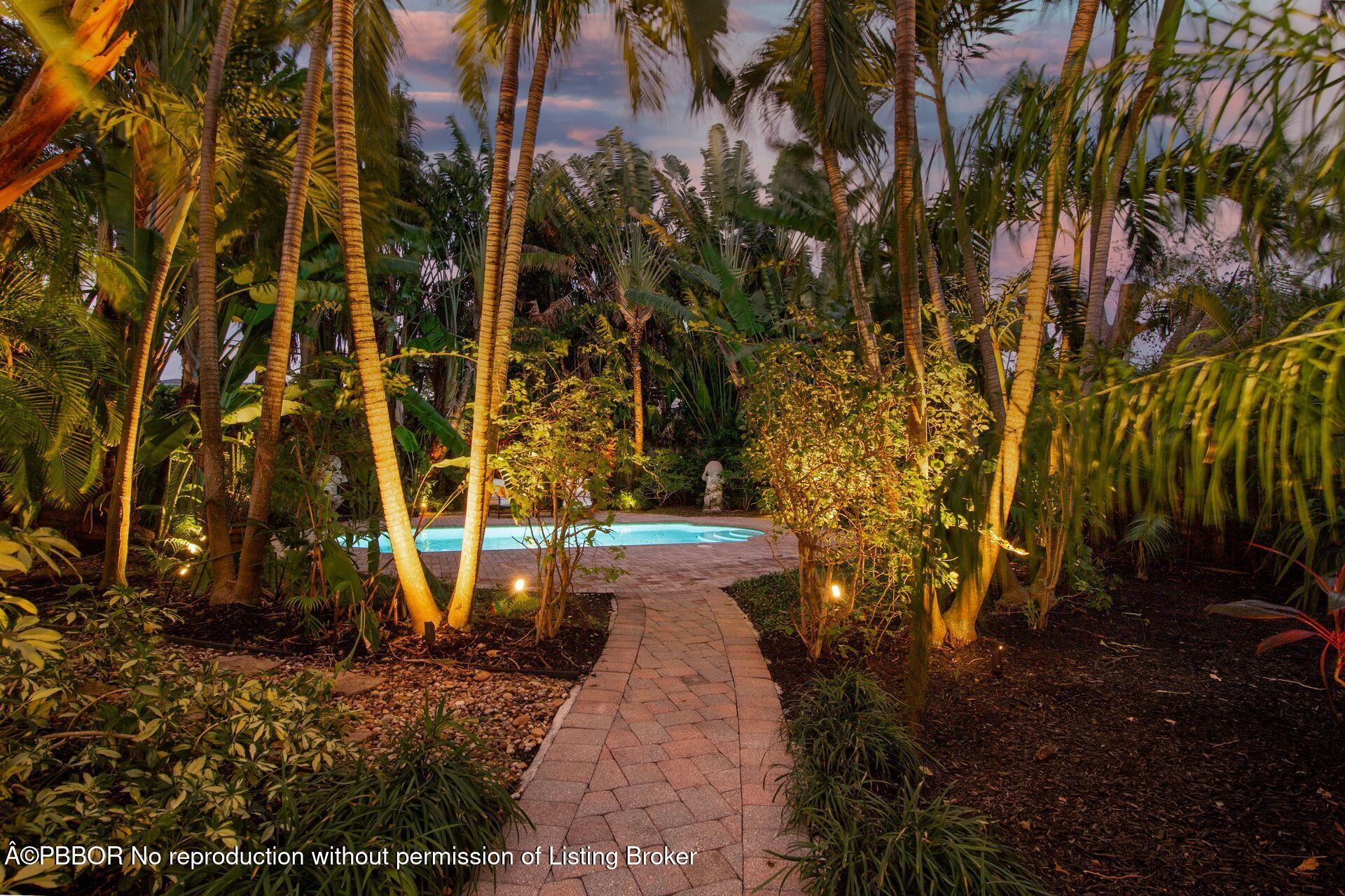827 Ardmore Road West Palm Beach, FL 33401 - Photo 21 of 27 a backyard of a house with lots of green space