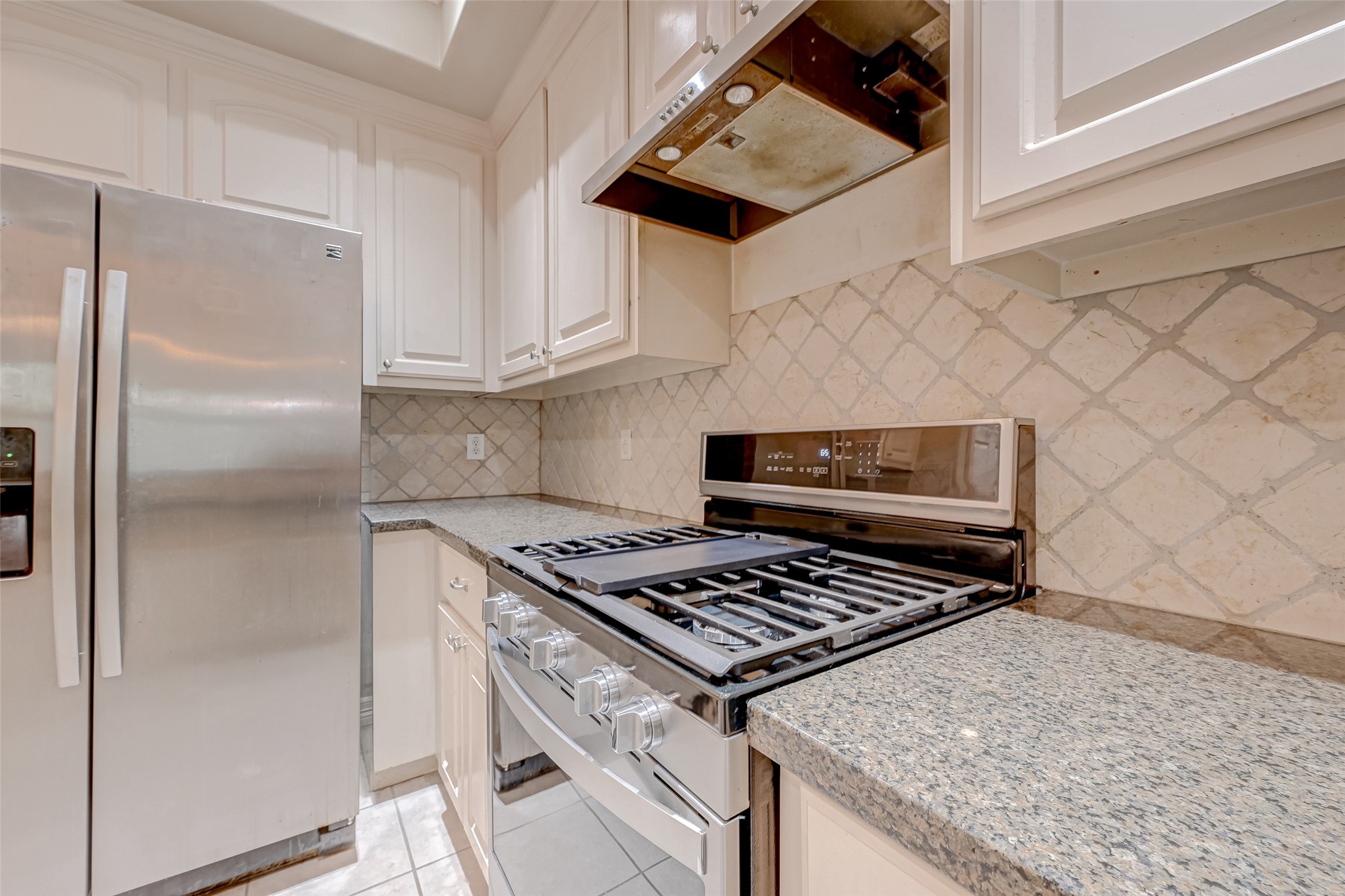 13607 Brookbluff Lane Houston, TX 77077 - Photo 23 of 50 a stove top oven sitting inside of a kitchen