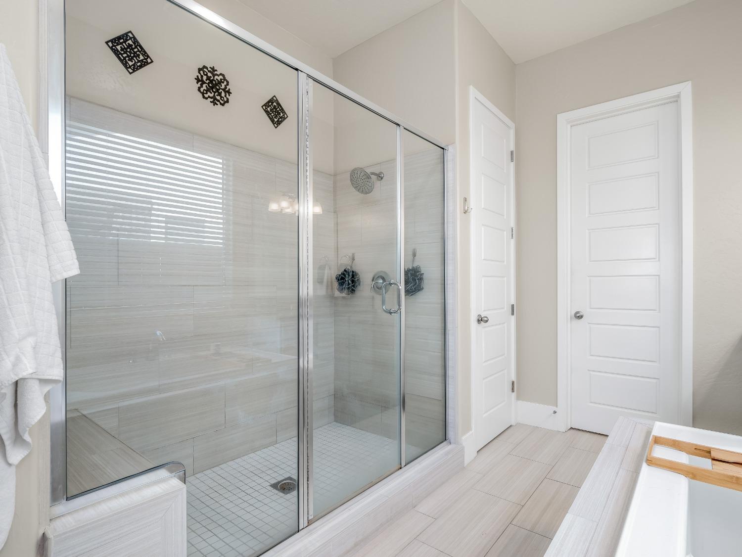 4289 Vineyard Drive Madera, CA 93636 - Photo 15 of 37 a bathroom with a shower