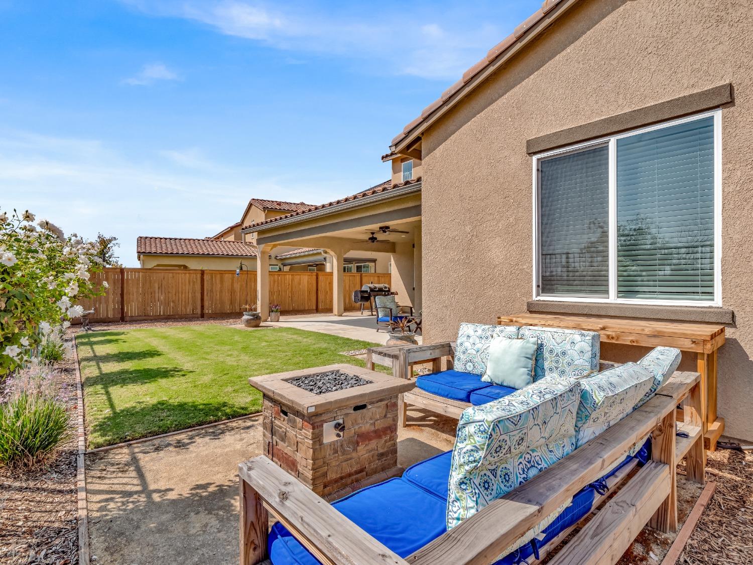 4289 Vineyard Drive Madera, CA 93636 - Photo 29 of 37 a front view of house with outdoor seating and yard