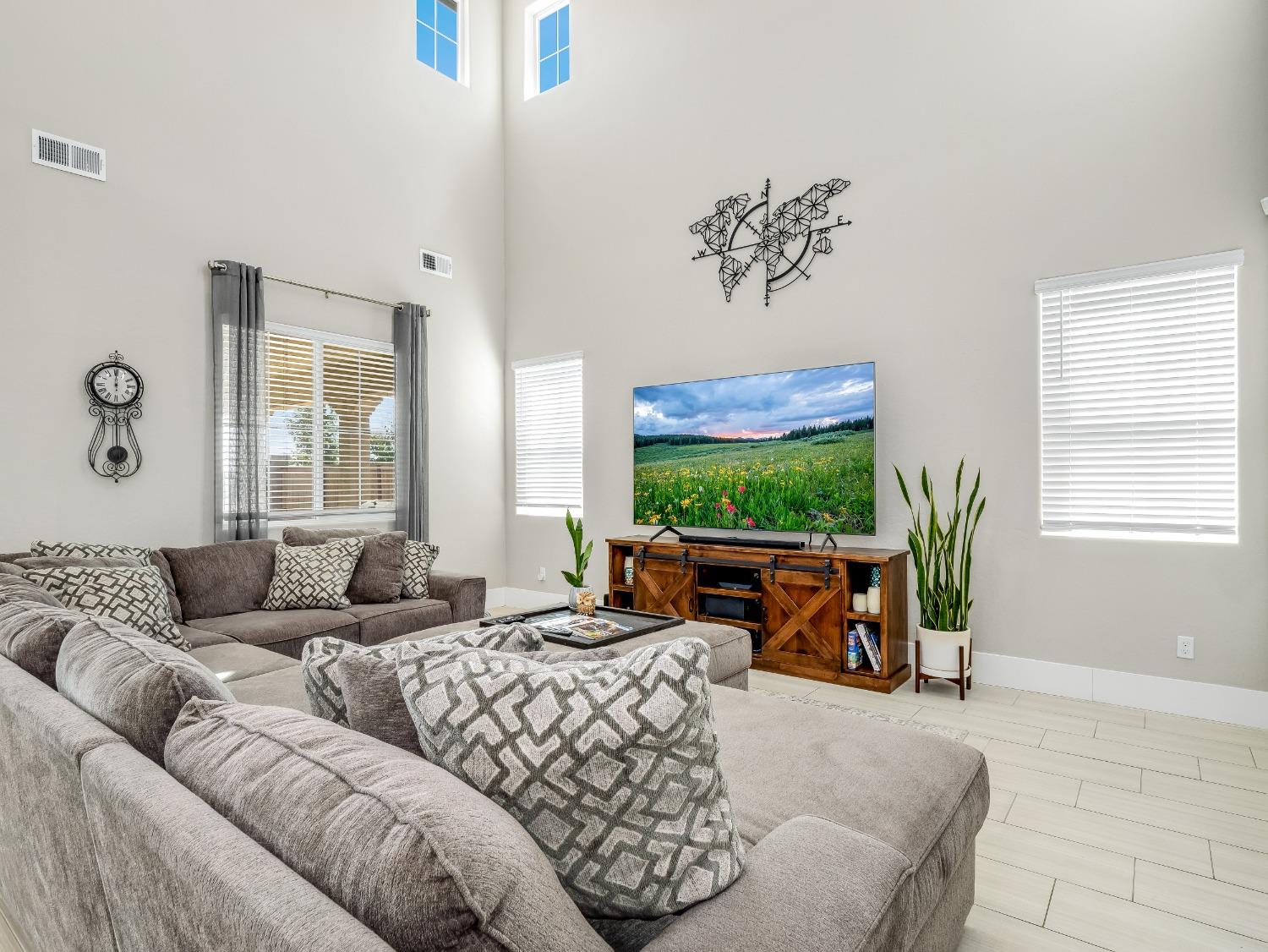 4289 Vineyard Drive Madera, CA 93636 - Photo 3 of 37 a living room with furniture window and flat screen tv
