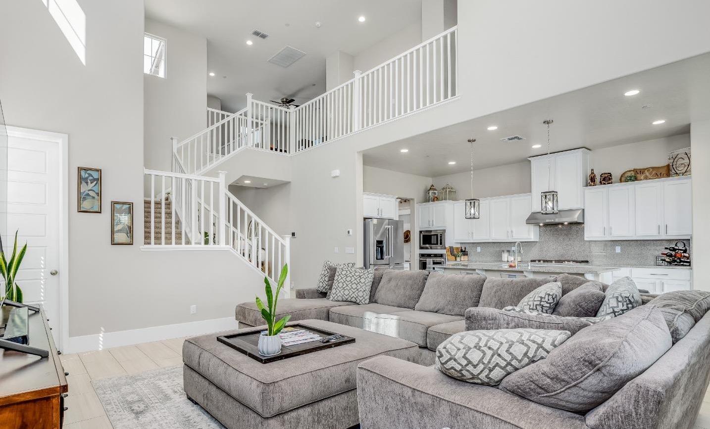 4289 Vineyard Drive Madera, CA 93636 - Photo 4 of 37 a living room with furniture and a potted plant