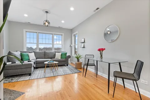 $575,000 | 2742 North Wolcott Avenue, Unit 3, Chicago, IL 60614