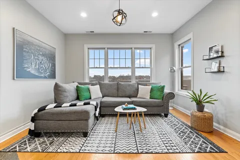 $575,000 | 2742 North Wolcott Avenue, Unit 3, Chicago, IL 60614